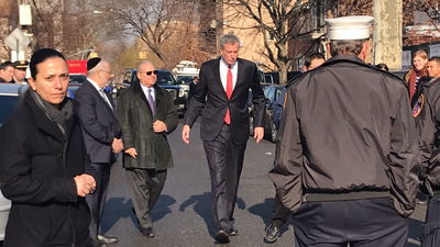 די בלזיו מגיע לזירת האסון