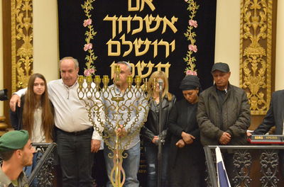 לוחמי מג"ב הדליקו נרות בביהכ"נ 'החורבה' • צפו