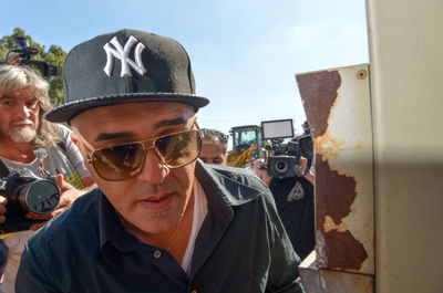 קובי פרץ בכניסתו לכלא