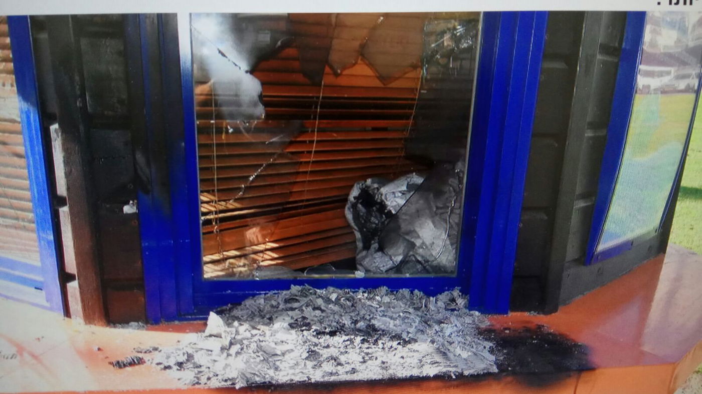 כתב אישום: תקף בעלת דוכן פיס וניסה להציתו