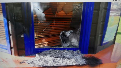 כתב אישום: תקף בעלת דוכן פיס וניסה להציתו