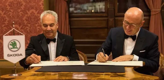 ויגודמן במעמד החתימה