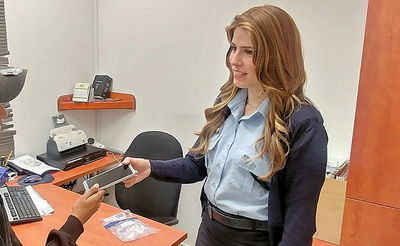 השוטרת החרדית החזירה את הטלפון הגנוב לבעליו