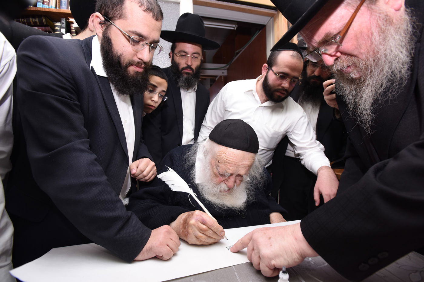 בסיום השבעה: החלה כתיבת ס"ת לע"נ מרן הרב שטיינמן