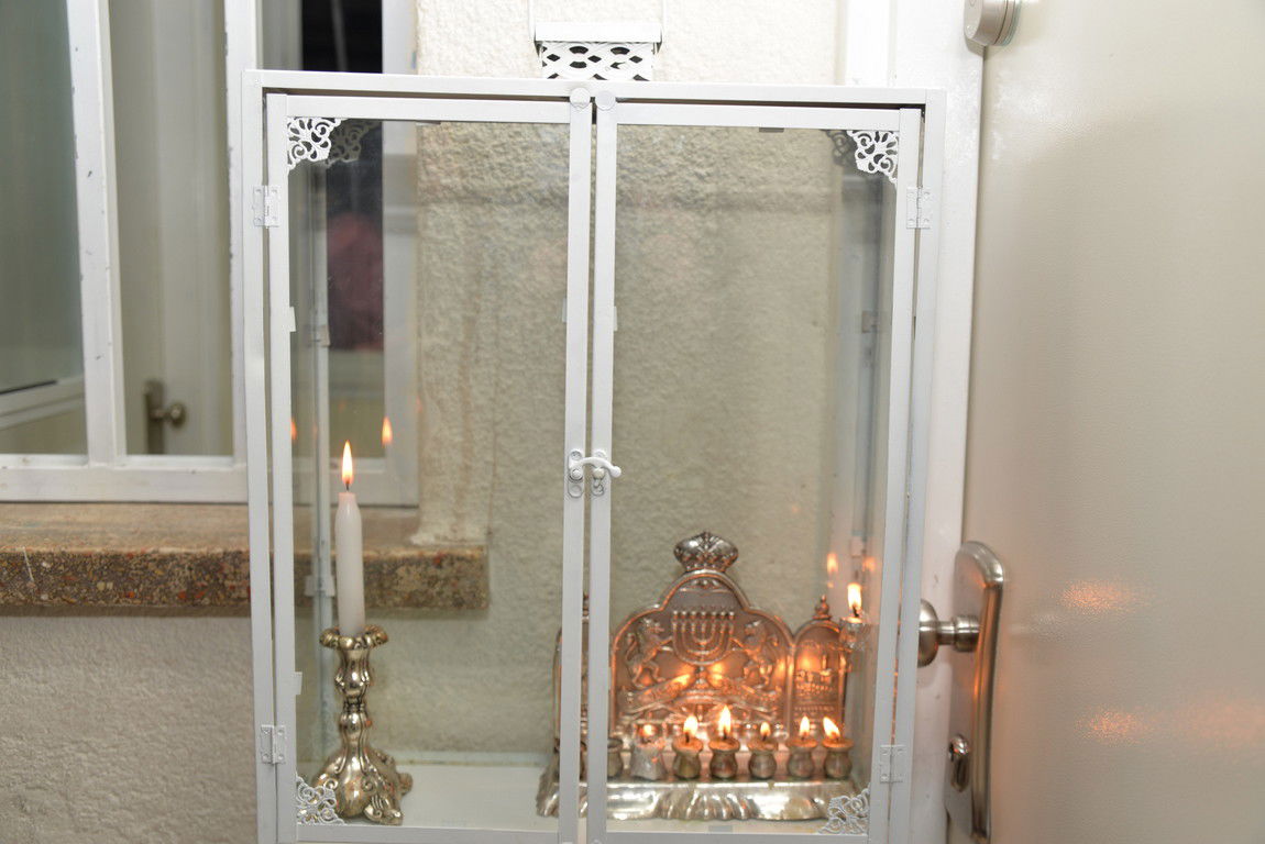 קודם ההדלקה: מרן הגר"ח קנייבסקי שקוע בלימוד • תיעוד