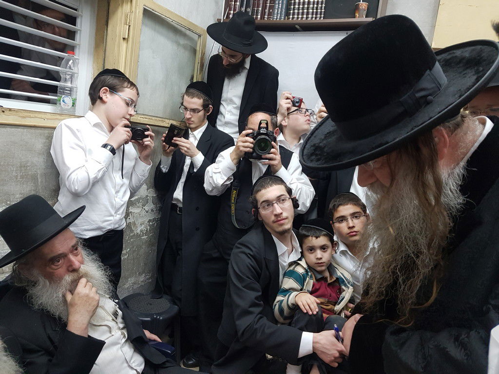 הניחום האחרון בבית מרן הרב שטיינמן זצ"ל. צפו