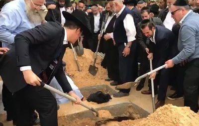 תיעוד כואב: רגעי קבורת בני משפחת אזן ע"ה וזעקות השבר