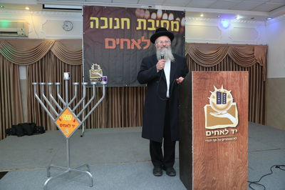 הרב שמואל אליהו נושא דברים.