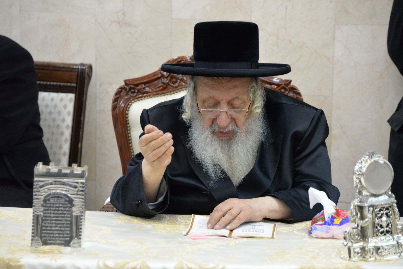 הדלקת הנר השמיני של חנוכה בחצרות האדמו"רים בבני ברק • גלריה