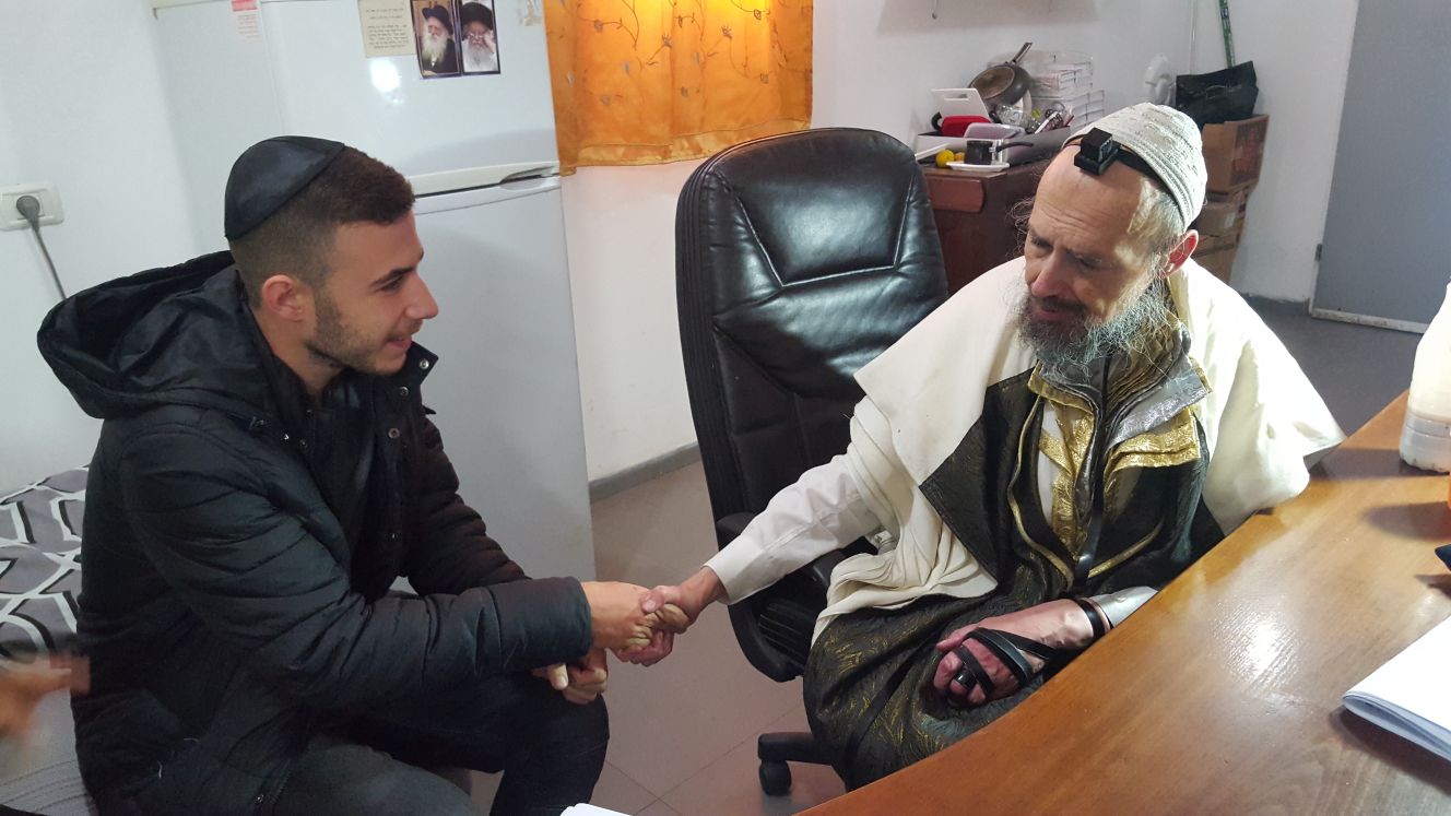 בנו של המאבטח אשר אלמליח: "קבלו משהו קטן לרפואתו"