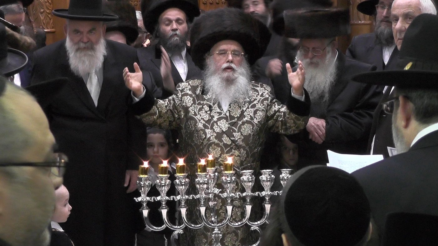 הדלקת נרות בחסידות מישקולץ.