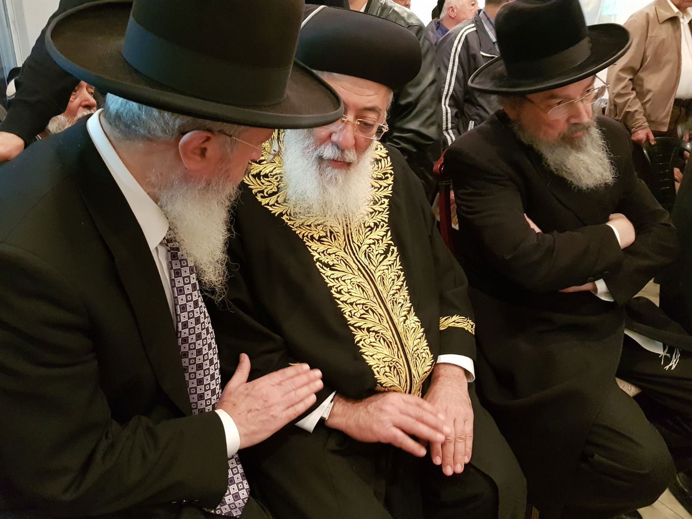 בחיבוק ובבכי: הגר"ש עמאר ניחם את אברהם אזן • צפו