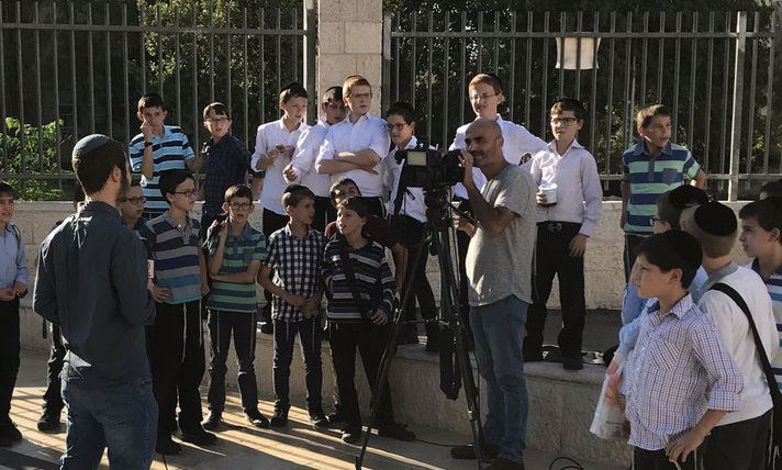 מתגודדים סביב כתב "חברת החדשות". אילוסטרציה