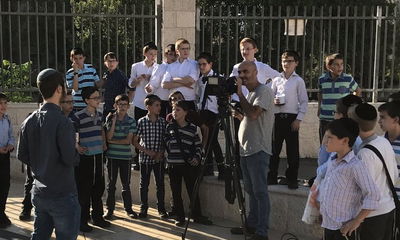 מתגודדים סביב כתב "חברת החדשות". אילוסטרציה