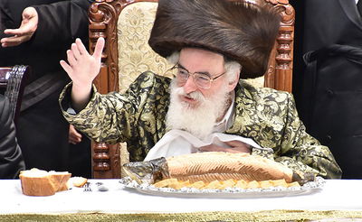 לפני הטיסה לארה"ב: האדמו"ר גייס כסף לתשלום החובות