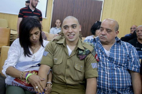 אזריה והוריו בבית המשפט הצבאי