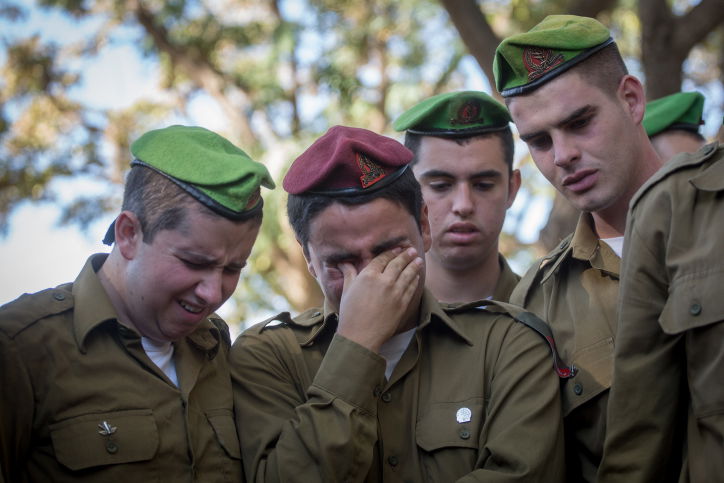 חבריו של החייל רון קוקיא בוכים על קברו
