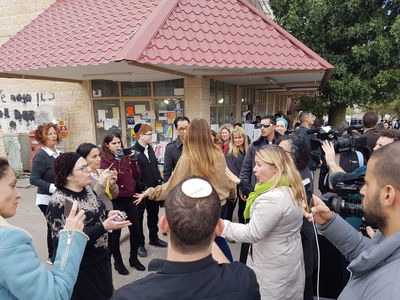 ח"כיות סיירו בבית שמש וגררו מהומה • צפו