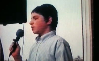 הפעם הראשונה בה בני פרידמן שר מול קהל. צפו בווידאו