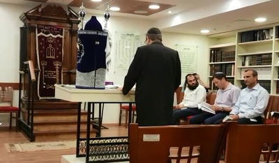 ח"כ גפני קרא את ההפטרה בבית הכנסת בכנסת