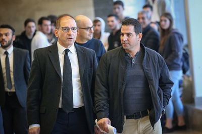 מני נפתלי עם עורך דינו בבית המשפט