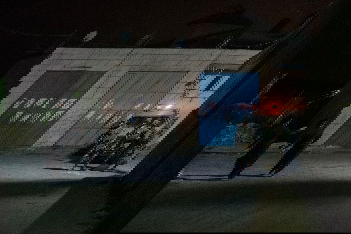 מתפללים וכוחות צה"ל בכפר כיפך חארת'. ארכיון