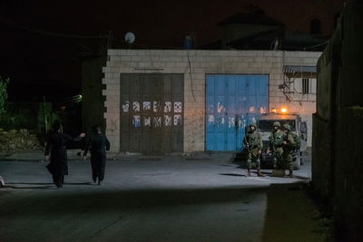 מתפללים וכוחות צה"ל בכפר כיפך חארת'. ארכיון