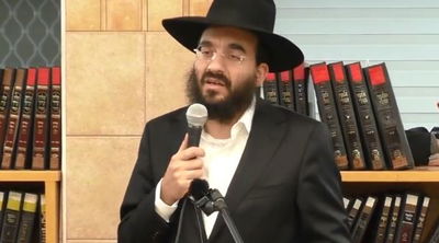 השיעור של האדמו"ר רבי פנחס אבוחצירא ב'מרכז הרב' • צפו