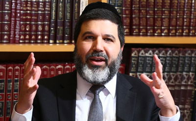 הפוסק הספרדי נגד קול ברמה: "מרימים יד בתורת משה"