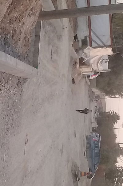 השיפוצים במושב. ניתן לראות את ההבדל שבין שתי החצרות