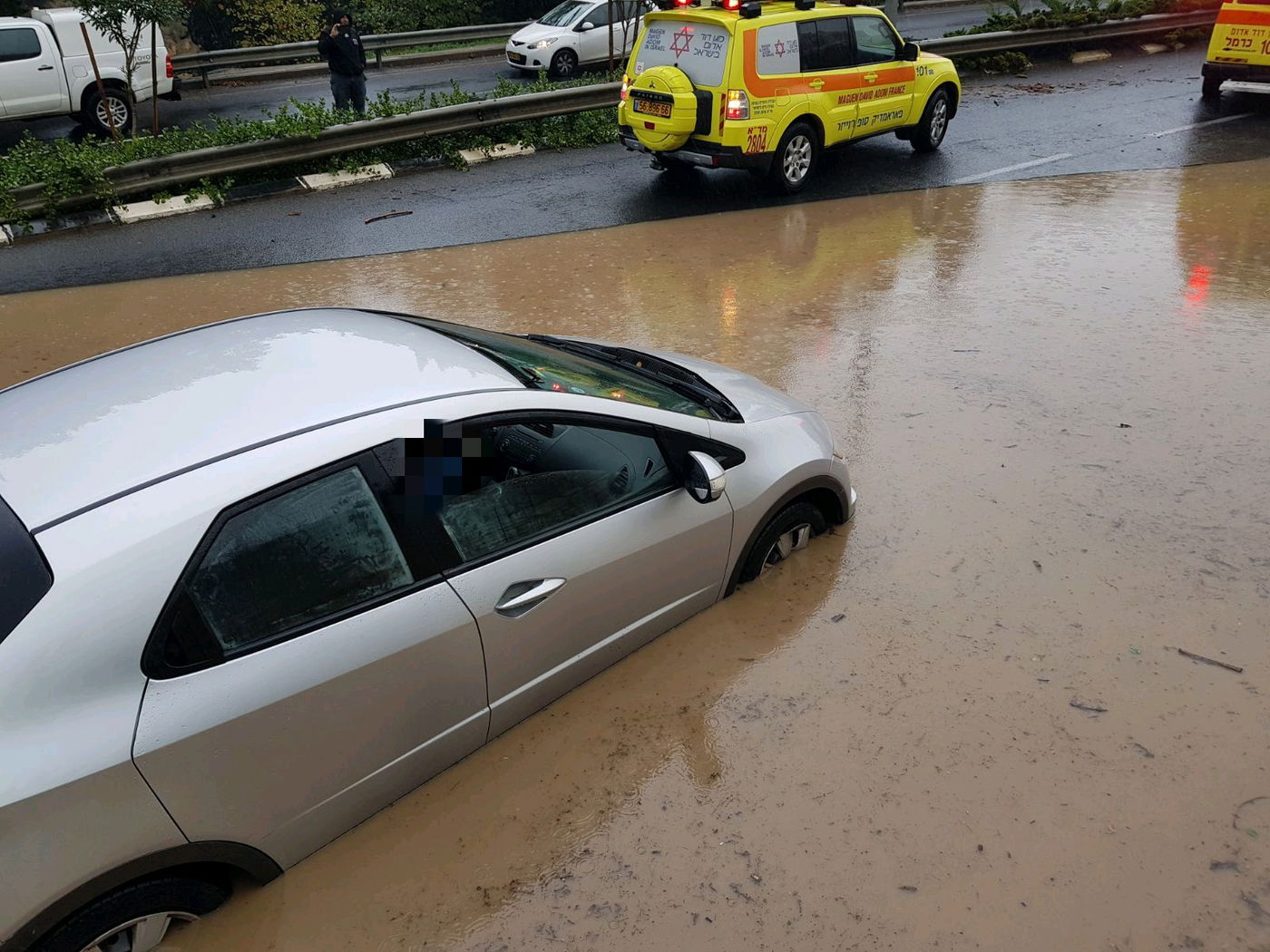 רכב ששקע בשלולית בחיפה
