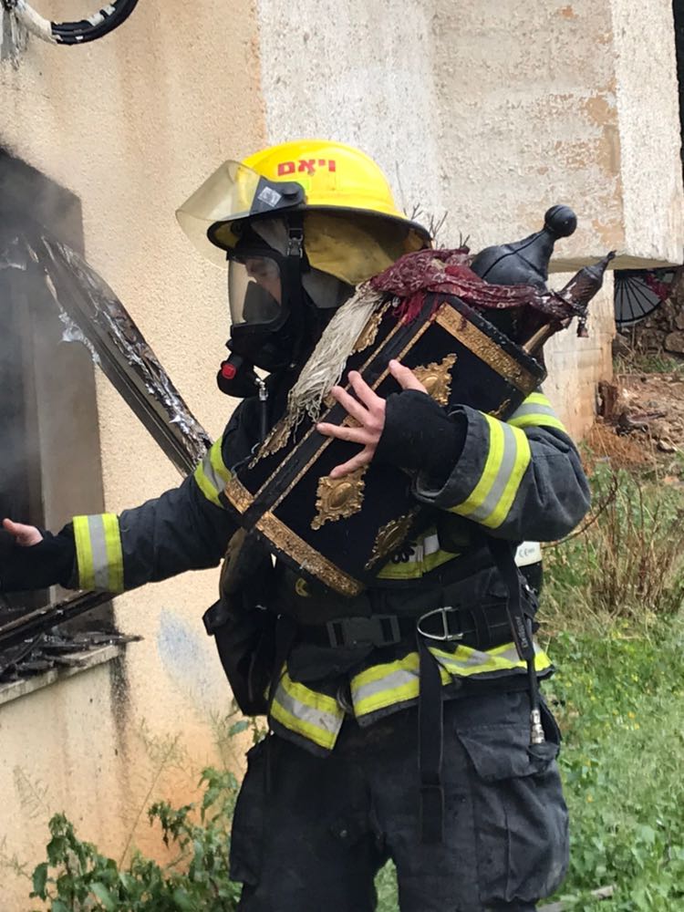 שריפה פרצה בבית כנסת בנהריה; ספרי התורה ניזוקו