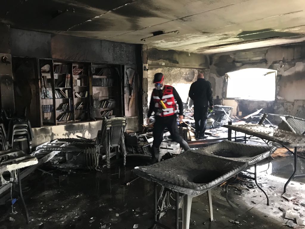 שריפה פרצה בבית כנסת בנהריה; ספרי התורה ניזוקו