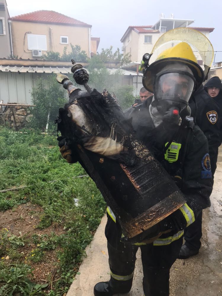 שריפה פרצה בבית כנסת בנהריה; ספרי התורה ניזוקו