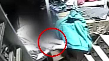 צפו: נכנס למחסן וגנב מהכספת אלפי שקלים