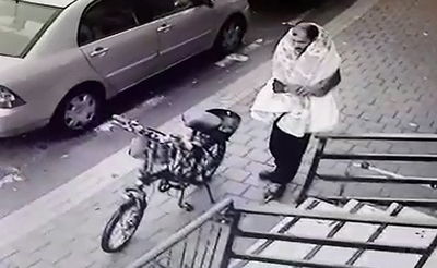 תועד במצלמות גונב אופניים חשמליים ונתפס • צפו