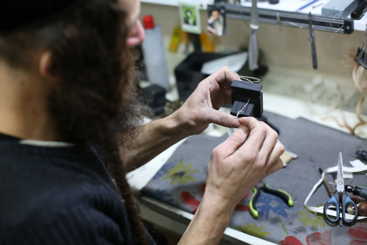 שלב אחר שלב: כך מכינים תפילין • צפו