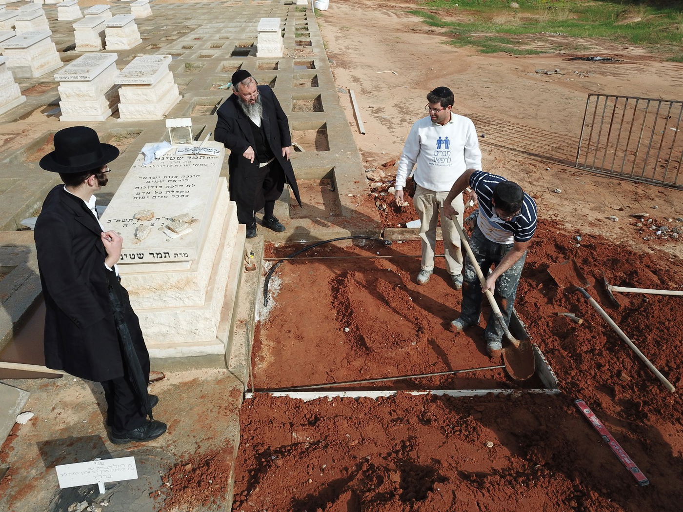 החלו העבודות להקמת המצבה בקברו של מרן הרב שטיינמן • תיעוד