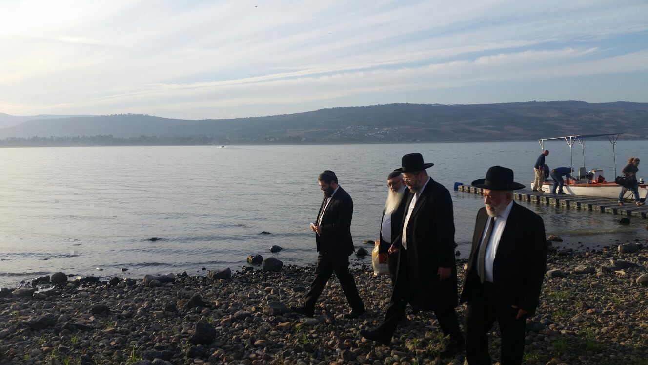 הרב הראשי רבי דוד לאו התפלל לגשם - על האי בכינרת