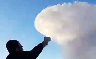 המים הרותחים הפכו לשלג בפחות משניה • צפו