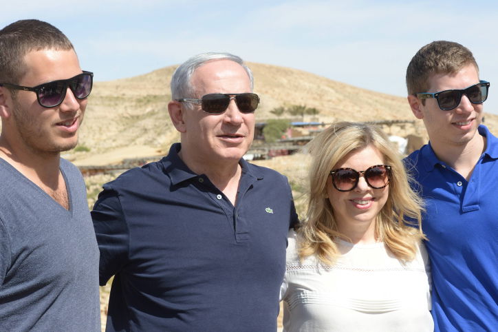 הזוג נתניהו עם הבנים
