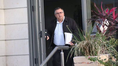 דוד ביטן יוצא מביתו, הבוקר