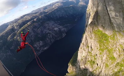 וידאו מטורף: שבר שיא עולם בקפיצה חופשית
