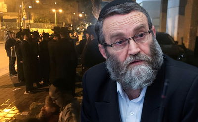 גפני לצד הפגנת הקיצונים