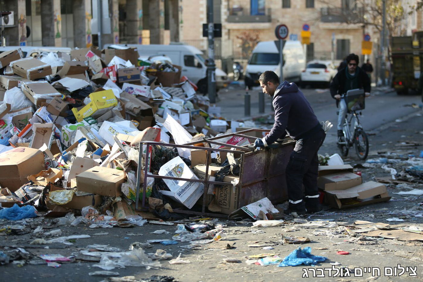 עובדי התברואה סיימו לשבות ומפנים את האשפה • צפו