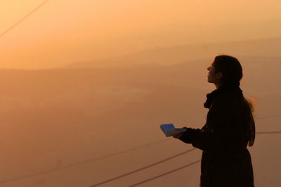 זעקתה של הבחורה. אילוסטרציה