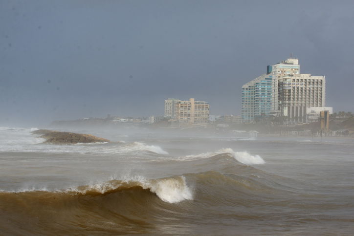 הים סוער ביום שישי