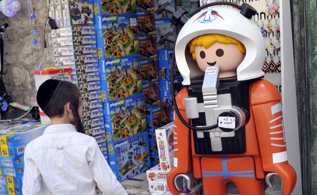 למה אנחנו מתרגשים מכל סלב חילוני שצופר לנו?