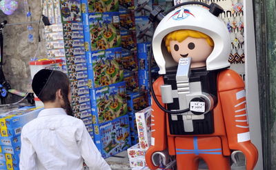 למה אנחנו מתרגשים מכל סלב חילוני שצופר לנו?