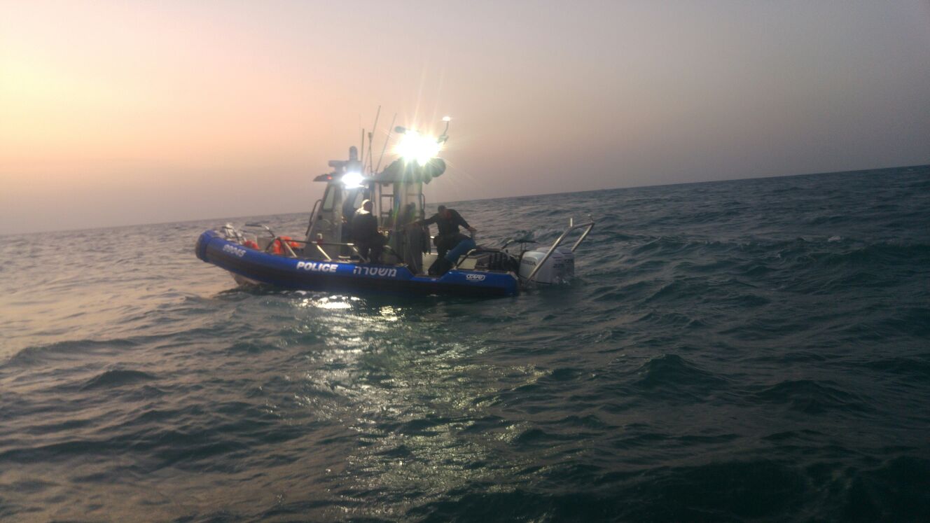 השוטרים חילצו גולש שנסחף לעומק הים • צפו